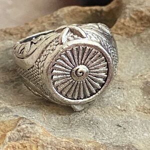 5/$10❤️❤️❤️NEW Intricate Silver Tone Zinc Alloy Ring with Spiral Design
